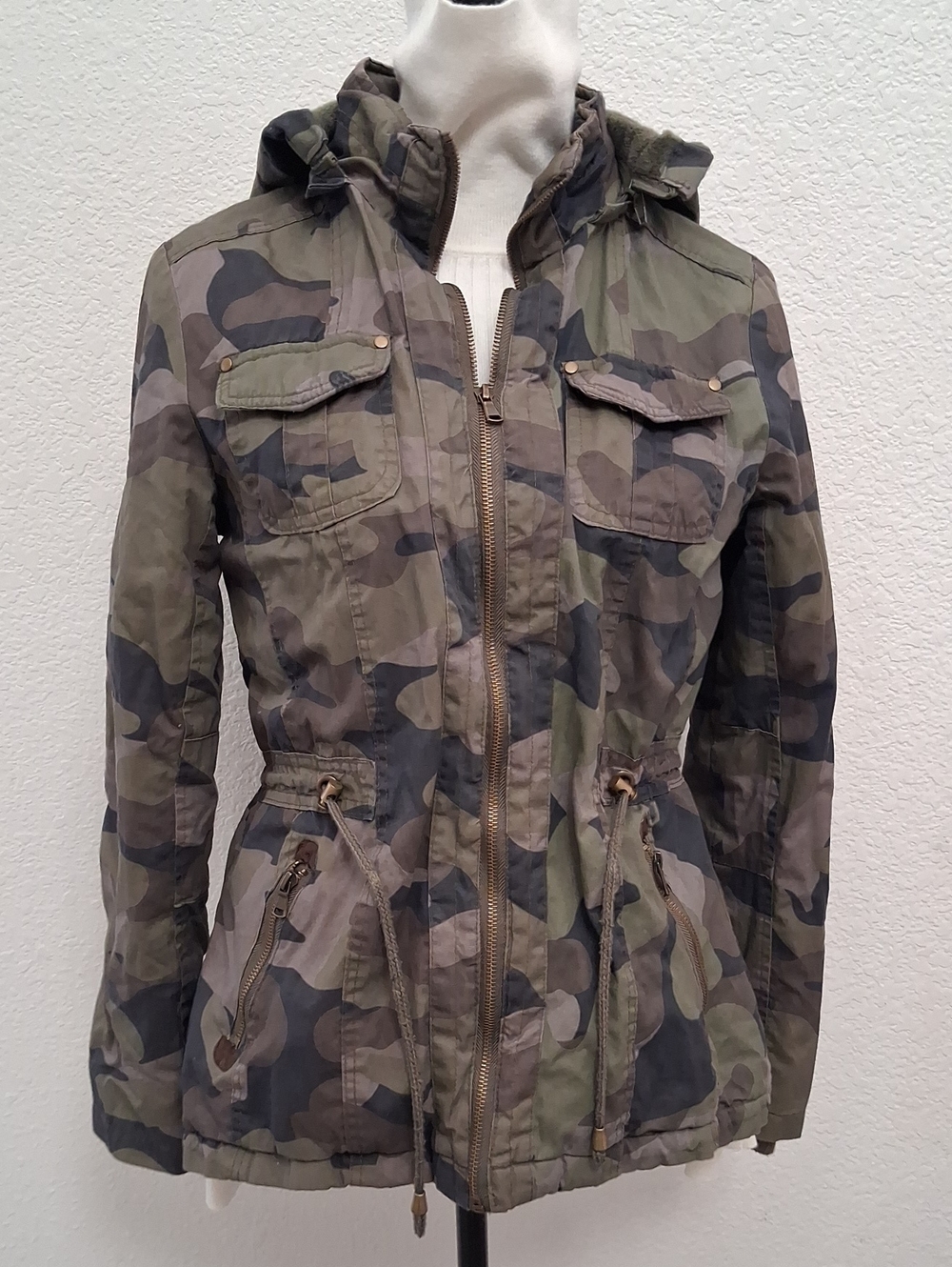 Snobbish Women’s Camo Urility Hooded Jacket with Drawstring Waist.